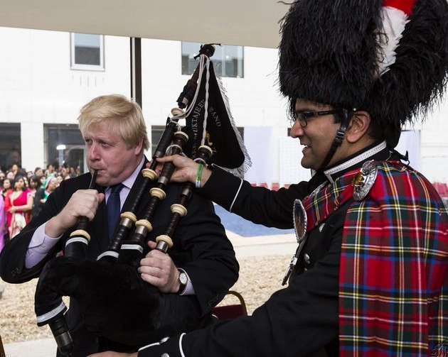 ब्रिटिश पीएम जॉनसन का गुजरात में भव्य स्वागत, 4 KM के रोड शो में 40 मंच - British PM Boris Johnson in Gujrat