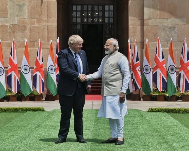 प्रधानमंत्री मोदी और बोरिस जॉनसन की मुलाकात, कई समझौतों पर हस्ताक्षर, ब्रिटेन ने किया आत्मनिर्भर भारत का समर्थन - PM Modi and British PM Boris Johnson meet at Hyderabad House in Delhi