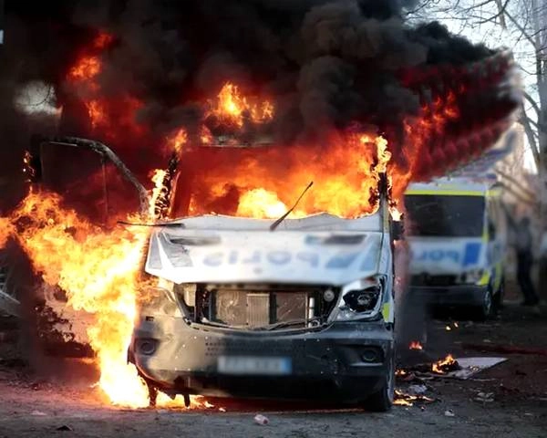 स्वीडन में ईस्टर बन गया आगज़नी और पथराव का त्योहार