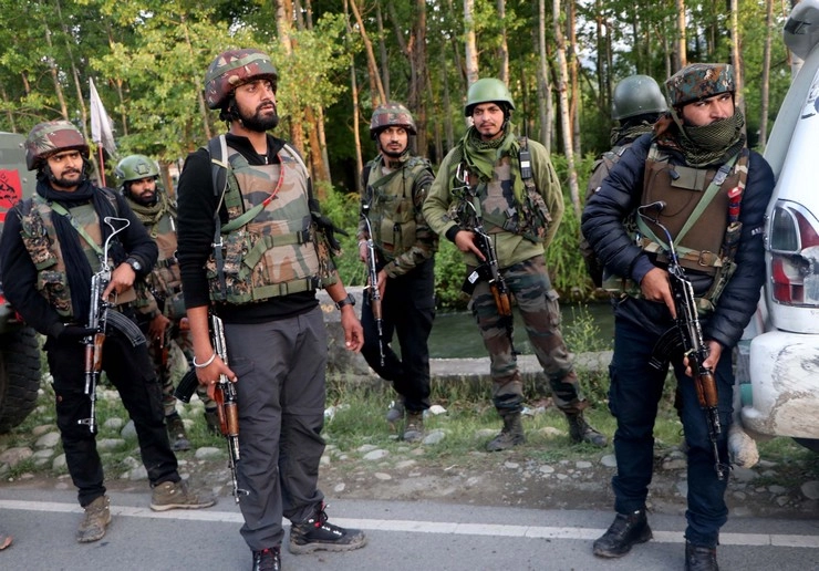 कश्मीर के कुलगाम में छिपे 3 से 5 आतंकी, सुरक्षा बलों ने किया घेराव