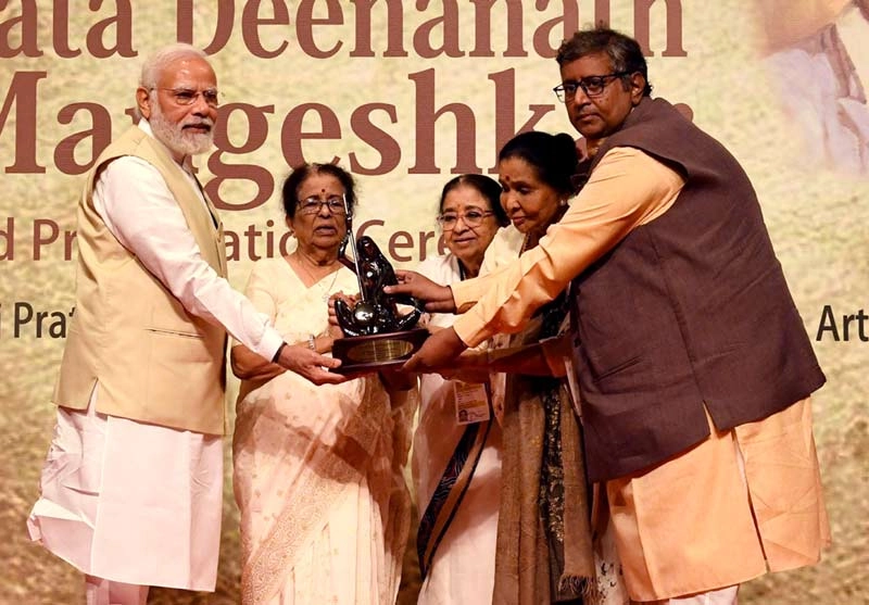 भावुक कर देगीं 'लता दीनानाथ मंगेशकर अवॉर्ड' में कैद हुई पीएम मोदी की ये तस्वीरें - Prime Minister Narendra Modi received Lata Deenanath Mangeshkar Award