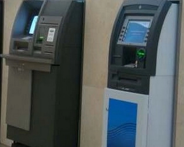महाराष्ट्र में बुलडोजर से चोरी, उखाड़ ले गए ATM मशीन - ATM machine uprooted by bulldozer