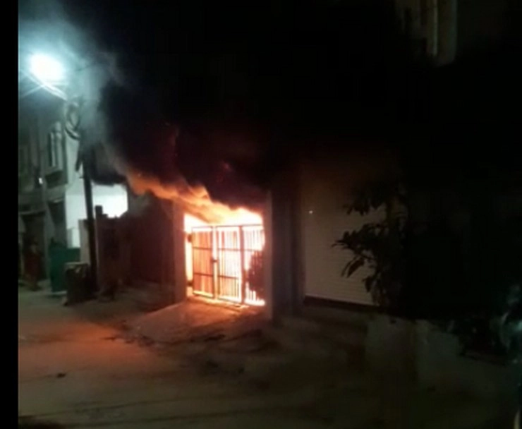 Indore : स्वर्णबाग अग्निकांड में बचे युवक ने बताई आपबीती- 'वीडियो देखकर लगता है जैसे नया जन्म हुआ', आंखों में घूम रहा है खौफनाक मंजर - Indore fire: Survivor who jumped off burning building says it is his rebirth