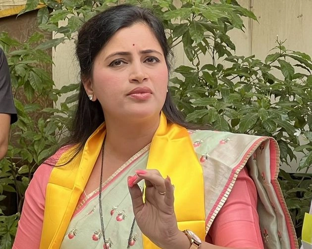 सांसद नवनीत राणा ने दिल्ली में पढ़ी हनुमान चालीसा, आरती में शामिल हुई - MP Navneet Rana chants Hanumaan Chalisa in Delhi