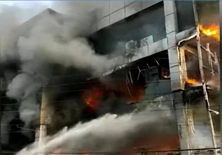Mundka Fire: मुंडका हादसे में अब तक 8 शवों की हुई शिनाख्त, 19 की DNA से होगी पहचान, मजिस्ट्रेट जांच के आदेश - delhi mundka fire incident updates many deaths injured missing victims in problem