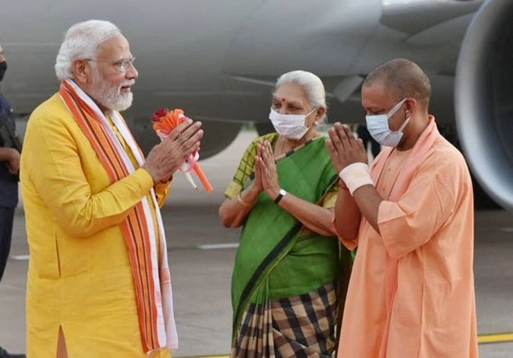 PM Modi के लखनऊ पहुंचने पर CM Yogi बोले- शेषावतार भगवान लक्ष्मण की पावन नगरी में स्वागत है - pm modi receives warm welcome by cm yogi adityanath