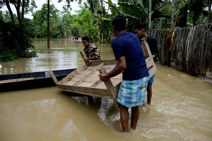 Assam flood : असम में बाढ़ से हाहाकार, 1,118 गांव जलमग्न, 4 लाख से ज्यादा लोग प्रभावित, गृह मंत्री शाह ने दिया मदद का आश्वासन - Assam flood : more than 4 lakh people affected 1118 villages submerged many-people died amit shah assured help