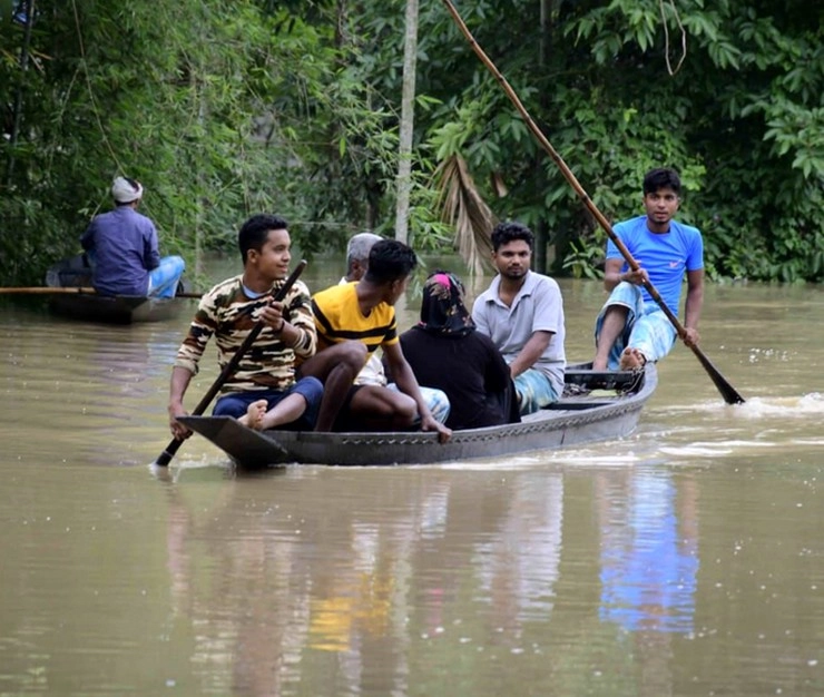 Assam Floods : असम में बाढ़ की स्थिति गंभीर, 9 जिलों में 34000 से अधिक लोग चपेट में,  IMD जारी किया ने ‘रेड अलर्ट’ - Assam flood : 34,000 people affected in 9 districts, heavy rainfall predicted