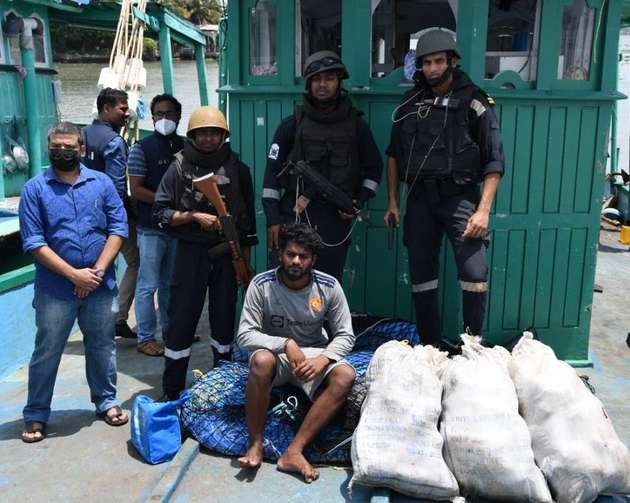 अरब सागर से पकड़ी 1526 करोड़ रुपए की हेरोइन,  अप्रैल 2021 से अब तक 26,000 करोड़ की ड्रग्स बरामद - Coast Guard caught heroin worth 1526 crores from Arabian Sea