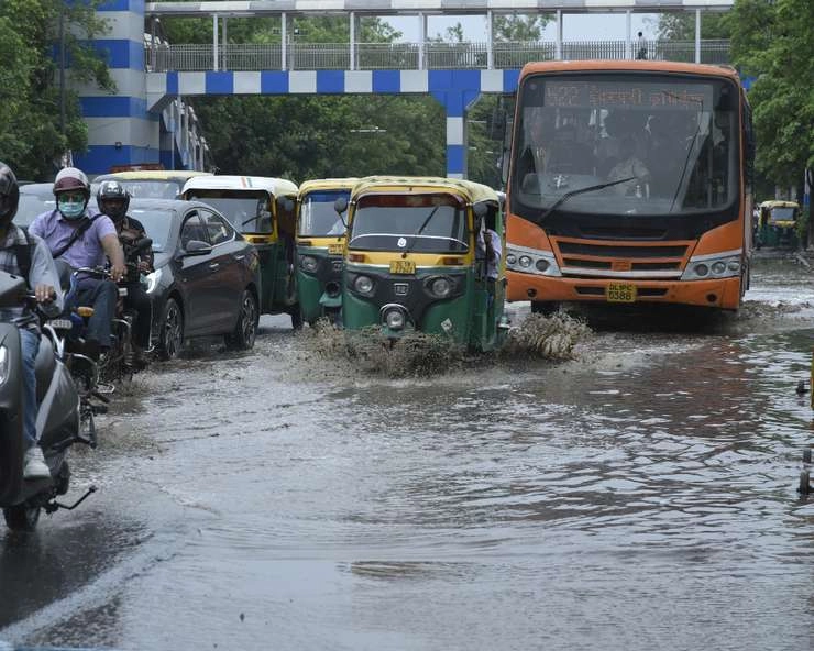 दिल्ली में भारी बारिश, सड़कें डूबी, जनजीवन प्रभावित - heavy rain in delhi, Traffic snarl due to water logging