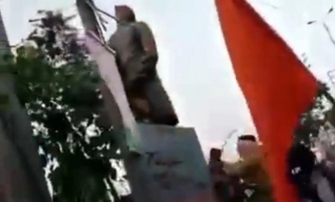 सतना में अराजक तत्वों ने जवाहरलाल नेहरू की प्रतिमा पर मारे डंडे, कांग्रेस ने बताया बड़ी साजिश - jawaharlal nehru statue attack chaotic elements holding saffron flag