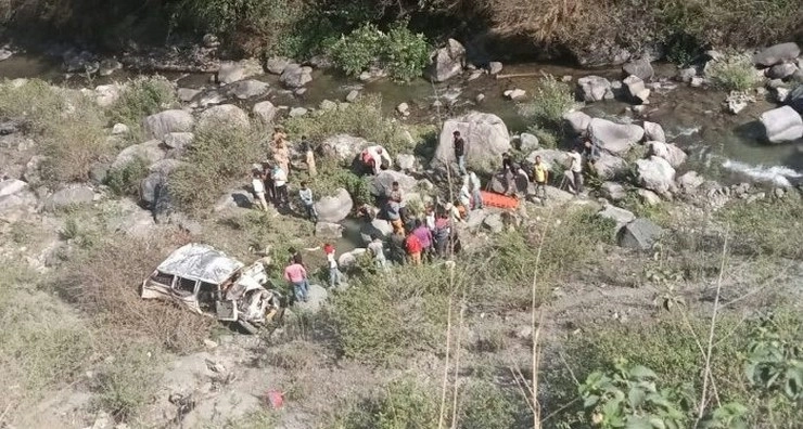 Uttarakhand : ऋषिकेश-गंगोत्री हाईवे पर 50 मीटर गहरी खाई में गिरा पर्यटकों को ले जा रहा वाहन, 6 लोग जिंदा जले - Uttarakhand : 6 Tourists Died After a Vehicle Fell into a 50-meter Deep Chasm