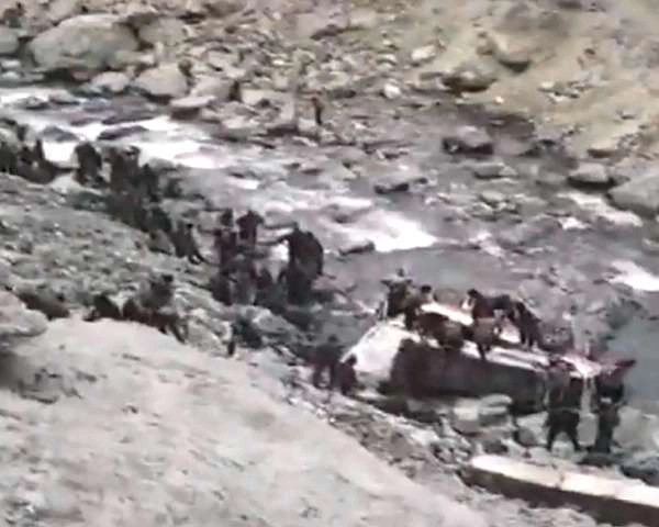 लद्दाख के तुर्तुक में बड़ा सड़क हादसा, 7 सैनिकों की मौत, कई जवानों की हालत गंभीर - Major road accident in Turtuk, Ladakh, 7 soldiers killed