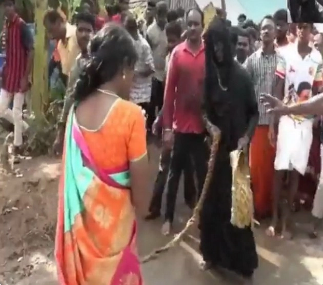 तमिलनाडु में महिलाओं पर बरसाए कोड़े, जानिए क्‍या है मामला... - In Tamil Nadu women were flogged