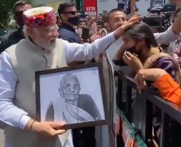 मां की पेंटिंग देखकर PM मोदी ने रुकवाया काफिला, बेटी के सिर पर हाथ रखकर दिया आशीर्वाद (वीडियो) - PM Modi stopped his car to accept a painting of his mother by a girl in Shimla, Himachal Pradesh