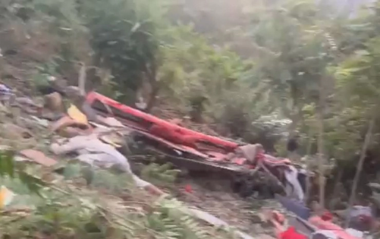 उत्तरकाशी में गहरी खाई में गिरी बस, 25 लोगों की मौत, सभी यात्री मध्यप्रदेश के - in uttarkashi a vehicle full of people fell into a deep gorge
