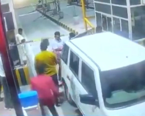 SOG सिपाहियों ने टोलकर्मियों को पीटा, तोड़फोड़ की, वीडियो हुआ वायरल - SOG soldiers beat toll workers in Meerut, video went viral