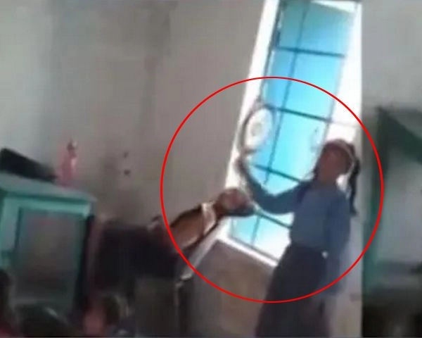 कुछ तो शर्म करो! टीचर और छात्रा का वीडियो हुआ वायरल - government school teacher was seen sleeping in classroom in Bihar