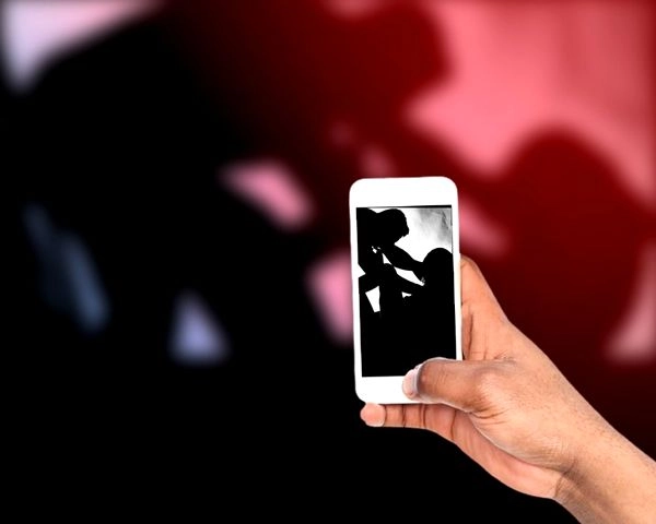 चुंबन लेते हुए सेल्फी वायरल करने की धमकी देकर नाबालिग से दुष्कर्म - Minor raped by threatening to make selfie viral while kissing
