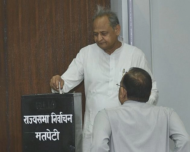 राज्यसभा चुनाव : अशोक गहलोत ने डाला वोट, कहा- तीनों उम्मीदवार जीतेंगे - ashok gehlot cast vote for rajya sabha election