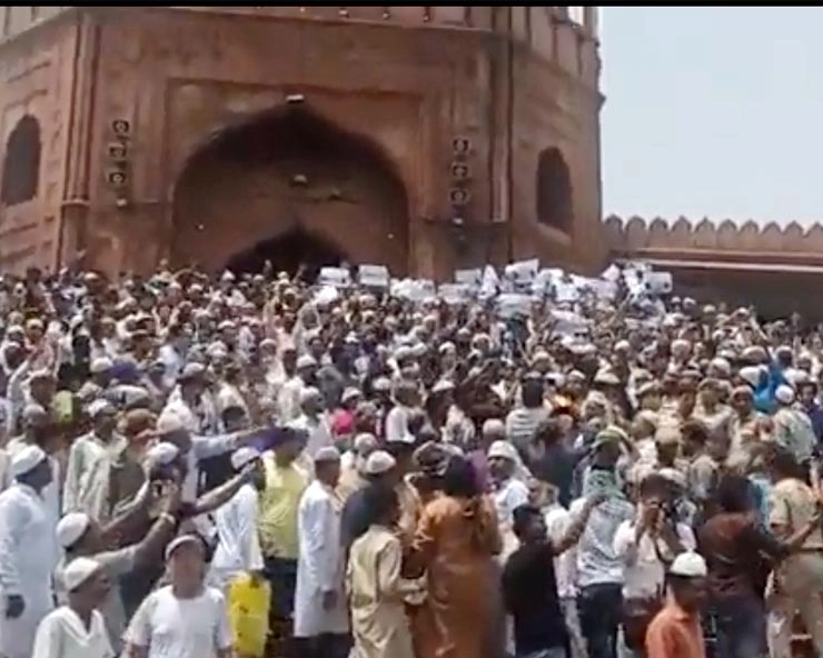 दिल्ली में जामा मस्जिद के बाहर प्रदर्शन, पुलिस ने 2 लोगों को किया गिरफ्तार - Protest outside Jama Masjid in Delhi over Nupur Sharma case