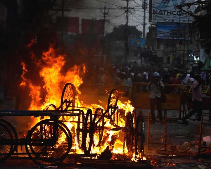 Prophet Controversy : बंगाल के नदिया जिले में हिंसा, प्रदर्शनकारियों ने लोकल ट्रेन पर किया हमला - kolkata violence in bengal violence is not stopping in bengal miscreants now target trains in nadia district