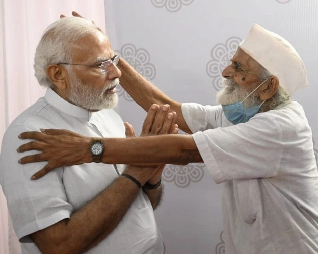 PM मोदी ने की अपने पूर्व स्कूल शिक्षक से मुलाकात, सोशल मीडिया पर वायरल हुई तस्वीर - Prime minister Modi met his former school teacher