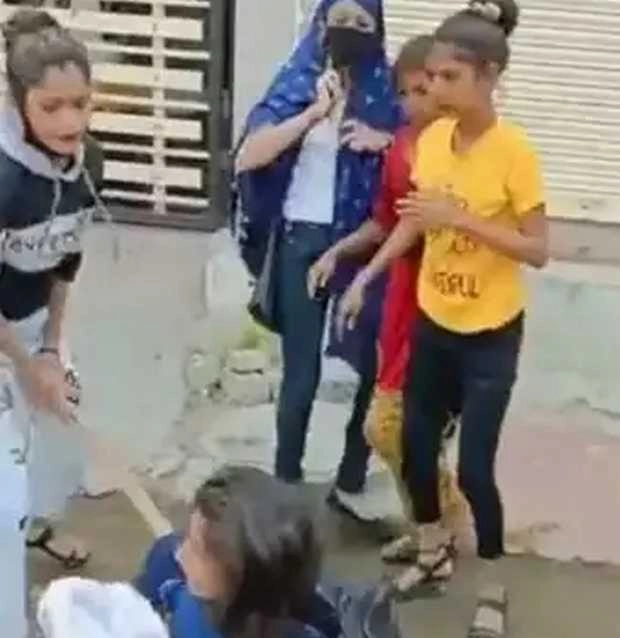 कैरेक्टर पर कमेंट पड़ा भारी, 4 लड़कियों ने 1 लड़की को बुरी तरह से पीटा, वीडियो वायरल - 4 girls beat 1 girl badly in Indore