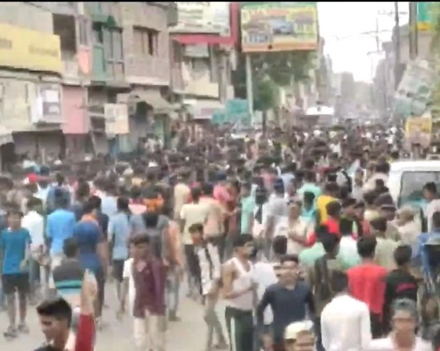 अग्निपथ योजना पर लगातार दूसरे दिन बिहार में बवाल, यात्रियों से भरी ट्रेन में लगाई आग - protest on agnipath recruitment scheme in Bihar