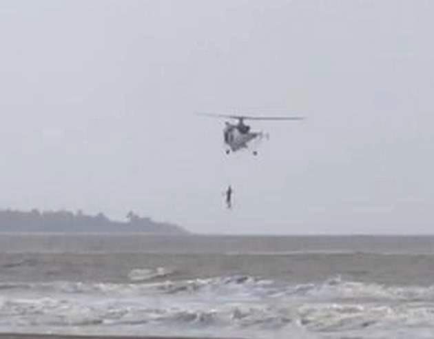 तटरक्षक बल ने दमन में समुद्र तट से एक व्यक्ति को बचाया, दूसरे की तलाश जारी - Coast Guard rescues a man from the beach in Daman