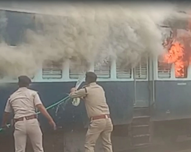 MP News: ઉજ્જૈન રેલવે સ્ટેશન પર ઉભી રહેલી પેસેન્જર ટ્રેનમાં આગ લાગી, એક બોગી બળી ગઈ, મોટી દુર્ઘટના ટળી