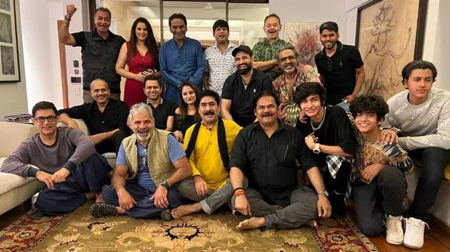 'लगान' की रिलीज को 21 साल पूरे, आमिर खान ने फिल्म की स्टार कास्ट के साथ अपने घर पर मनाया जश्न | aamir khan celebrate 21 year of lagaan with team his home