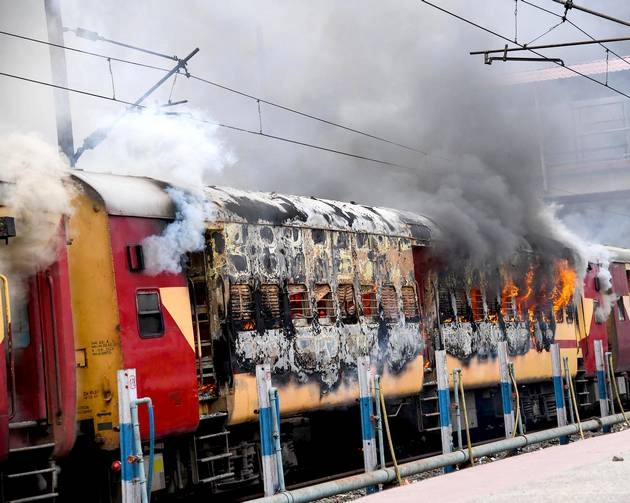 अग्निपथ के खिलाफ हिंसक प्रदर्शन, रेलवे पर टूटा प्रदर्शनकारियों का कहर, 234 ट्रेनें रद्द, 340 प्रभावित - Protest against Agnipath Recruitment Scheme :  234 trains cancle