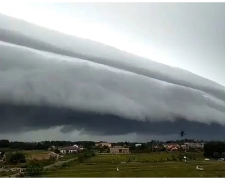 अमेरिका के ओहियो में दिखी बादलों की सुनामी, जानिए क्या है आर्कस क्लाउड फॉर्मेशन  (वीडियो) tsunami like clouds in ohio city of america terrifies social media - tsunami like clouds in ohio city of america terrifies social media