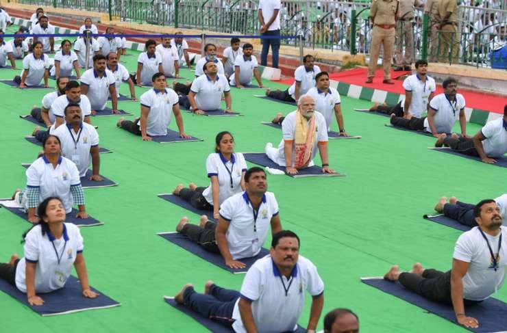 International Yoga Day: केंद्रीय मंत्रियों ने ऐतिहासिक स्थलों पर आयोजित समारोहों में लिया हिस्सा