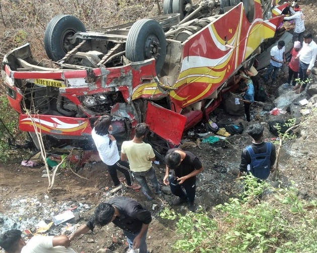 इंदौर में भीषण हादसा, 50 फुट गहरी खाई में गिरी बस, 5 लोगों की मौत, 17 से ज्यादा घायल - 5 killed in road accident in Indore