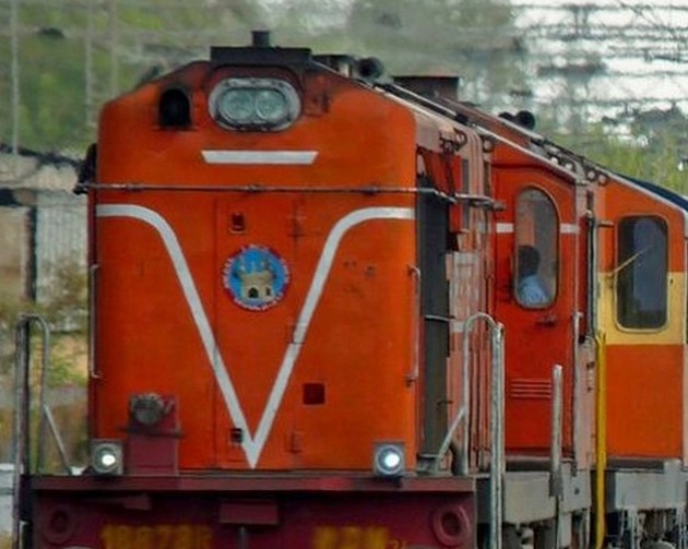 आंध्रप्रदेश में चलती ट्रेन में लगी आग, बाल-बाल बची यात्रियों की जान - Fire breaks out in Bengaluru-Howrah Express train in Andhra Pradesh's Chittoor