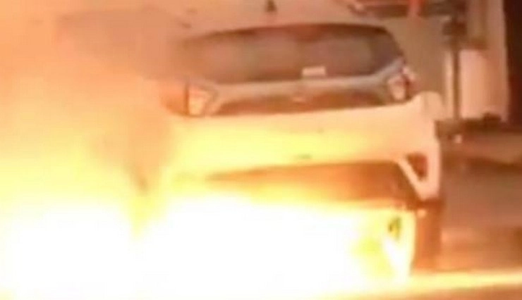 Tata Nexon EV में लगी आग, इलेक्ट्रिक गाड़ियों की सुरक्षा पर उठने लगे सवाल - Tata Nexon Electric Catches Fire In Mumbai