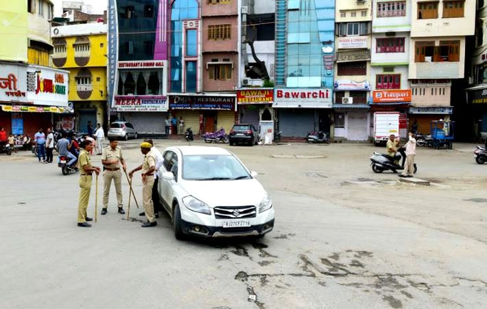 Udaipur: कर्फ्यूग्रस्त इलाकों में दी 4 घंटे की ढील, स्थिति की समीक्षा के बाद लिया निर्णय - 4 hours relaxation in curfew affected areas of Udaipur