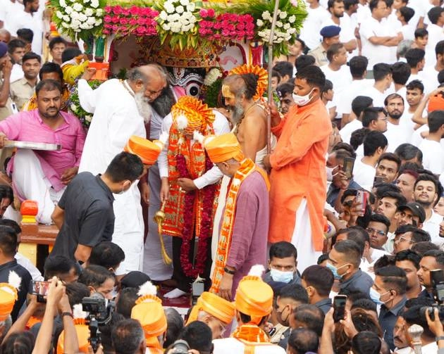 अहमदाबाद में निकली भगवान जगन्नाथ की रथयात्रा, सीएम भूपेंद्र पटेल ने लगाई झाड़ू - ahmedabad jagannath rathyatra