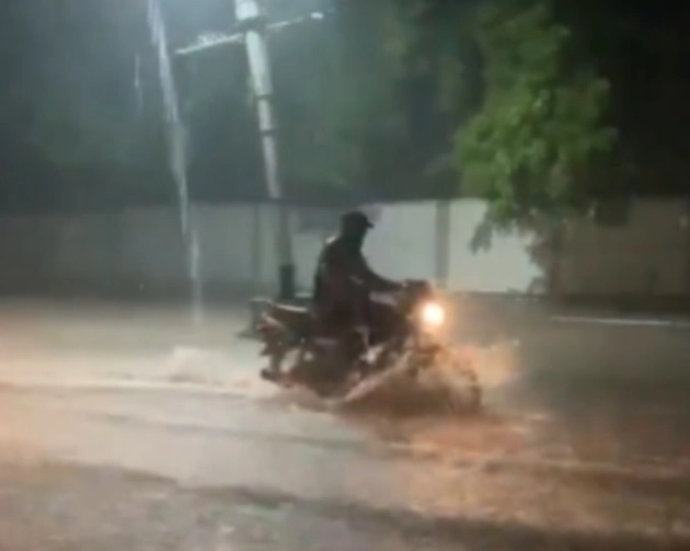 Weather Alert : गुजरात के कई हिस्सों में भारी बारिश, आणंद में 2 की मौत, निचले इलाके जलमग्न - Heavy rain in many parts of Gujarat, 2 killed in Anand