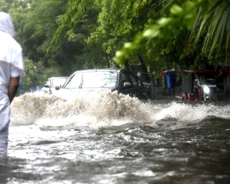 Weather Alert : महाराष्ट्र में भारी बारिश, 2 विश्वविद्यालयों ने रद्द की परीक्षाएं, इंदौर में पानी में बही कारें