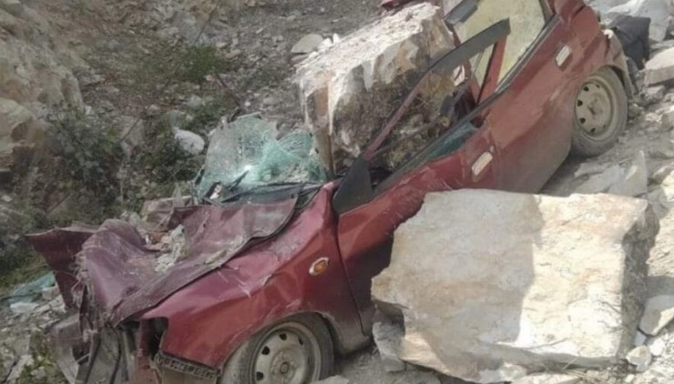 पहाड़ से बरसी आफत, कार पर गिरी चट्टान, पति-पत्नी की मौत - Rock fell on car in Uttarakhand, husband and wife died