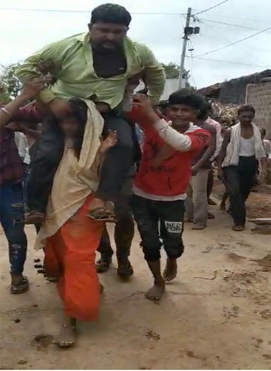 देवास में आदिवासी महिला के साथ बर्बरता, पति को कंधे पर बैठाकर गांव में निकाला जुलूस - Vandalism with tribal woman in Dewas