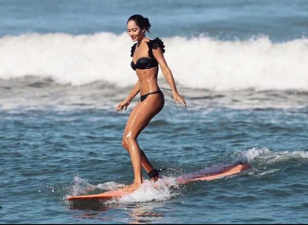 ब्लैक बिकिनी में समंदर की लहरों पर सर्फिंग करती नजर आईं लीजा हेडन, देखिए एक्ट्रेस का बोल्ड अंदाज | lisa haydon wearing black bikini and doing surfing in bali hot photos goes viral