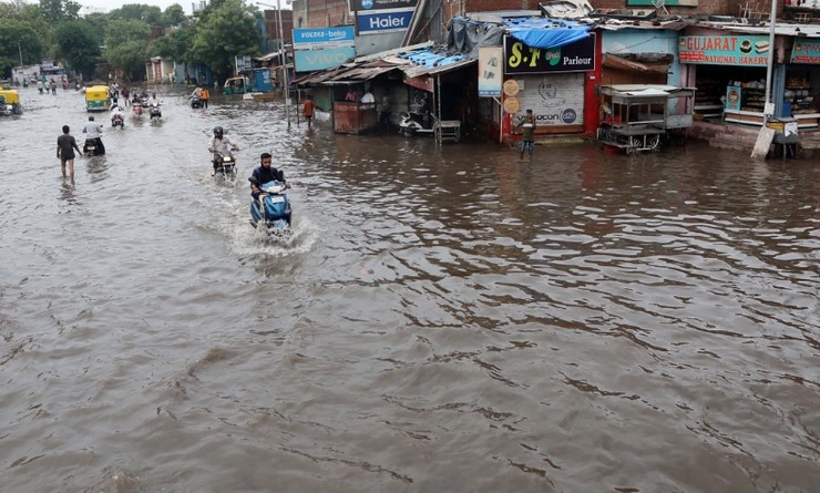 Floods in India : भारी बारिश ने मचाई तबाही, गुजरात में 63 की मौत, MP-महाराष्ट्र में भी बिगड़े हालात - Flood Like Situation In Gujarat As Heavy Rains in Maharashtra and madhya pradesh