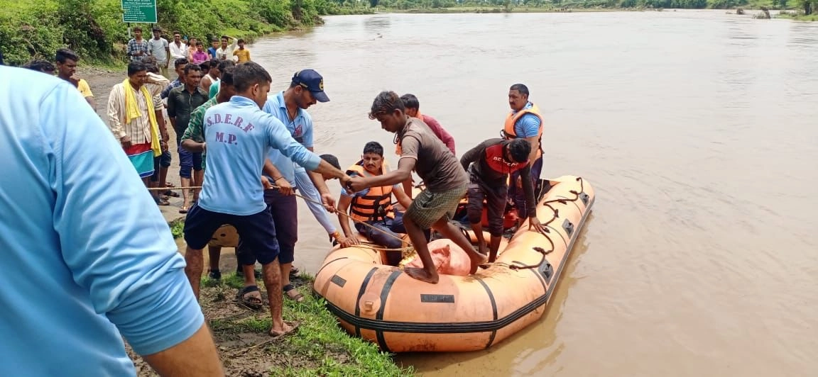 MP में आफत की बारिश, सीहोर में सीप नदी में फंसे 20 मजदूरों का रेस्क्यू, भोपाल में भी राहत नहीं - Disaster rain in Madhya Pradesh
