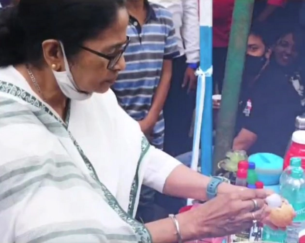 ममता ने ‘पानी पुरी’ बनाकर खिलाई, सोशल मीडिया पर वायरल हुआ वीडियो - Mamata Banerjee serves Pani Puri, video viral on social media