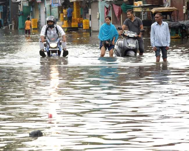 गुजरात के सौराष्ट्र क्षेत्र में भारी बारिश, बाढ़ प्रभावितों को सुरक्षित स्थानों पर पहुंचाया