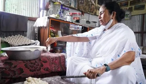 VIDEO: दार्जिलिंग की सड़कों पर लोगों को पानीपुरी खिलाने के बाद CM ममता बनर्जी ने बनाए मोमोज - Mamata Banerjee tries her hand at making momos after pani puri